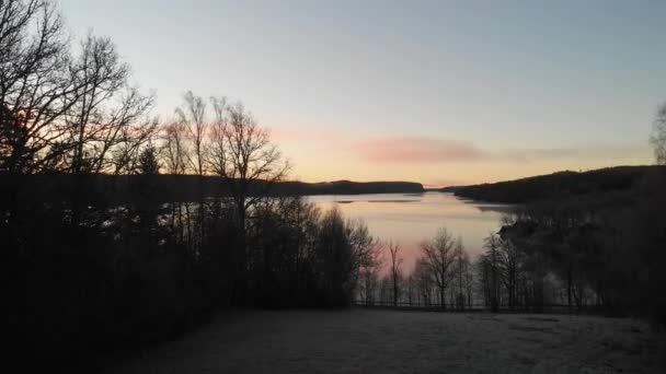 Avslöjande sjö i skogen, Vibrerande solnedgång, resescen, Aeral Rising — Stockvideo