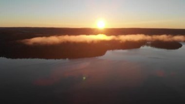 Huzurlu Gölü olan Altın Gün Batımı Yumuşak Bulutu Geniş Çekim, Hava Çekimi