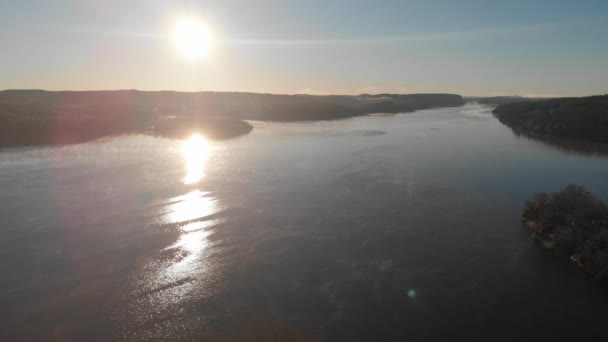 Sunrise Lake Water Reflection With Ripples, Dzika koncepcja kempingu, Antena — Wideo stockowe