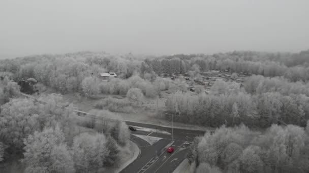 Paisaje de invierno congelado con parcela de cultivo, revelación aérea — Vídeos de Stock