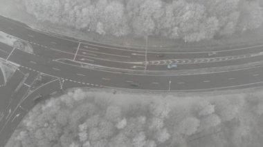 Kış Yolu 'nun yukarısında, Trafiği olan, Ormanla çevrili,