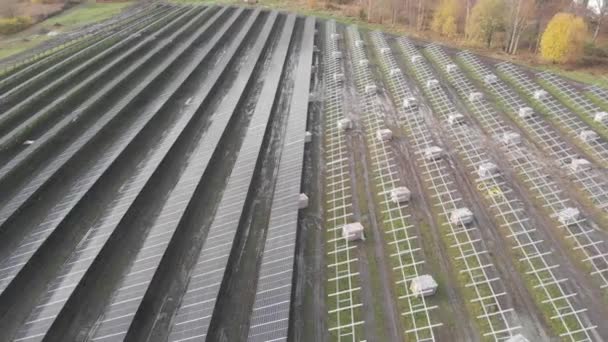 农村地区太阳能电池板的建设，撤回空中 — 图库视频影像