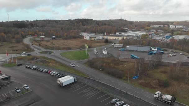 Tráfego na área industrial, Estradas e Roundabout, Ascensão aérea — Vídeo de Stock