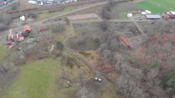 Fattorie rosse nella campagna collinare, Alberi senza foglie di fine autunno, Tirare indietro aerea — Video Stock