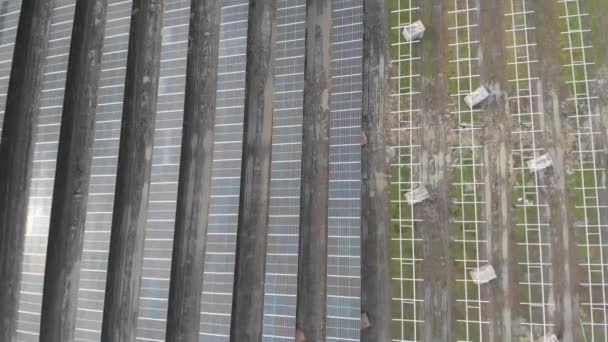 Fileiras de células solares, Metade instalada, Metade em progresso, Tecnologia verde, Aeronáutica — Vídeo de Stock