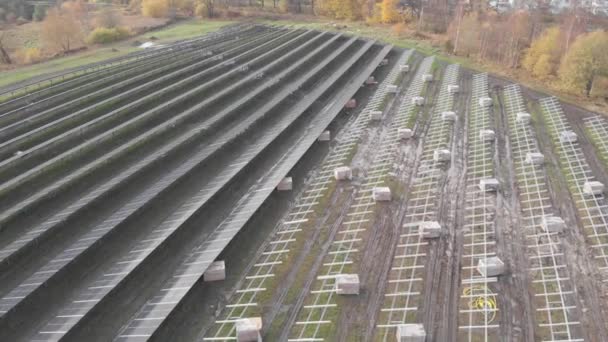 Vista de celdas solares, Filas en un campo, Concepto de instalación de energía, Vista aérea — Vídeos de Stock