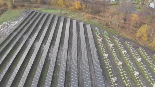 Возобновляемые альтернативные источники энергии, строительная площадка солнечной энергии, откатить антенну — стоковое видео
