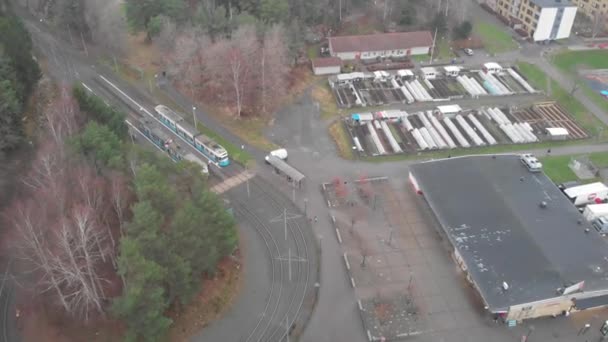 Příměstské Komettorget, tramvajová zastávka a městská zahrada, Göteborg, letecká — Stock video