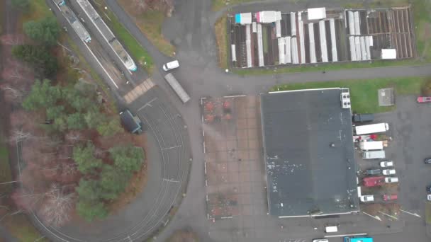 Το τραμ φτάνει και αναχωρεί μακριά στο Suburban Bergsjon, Gothenburg, Aerial — Αρχείο Βίντεο