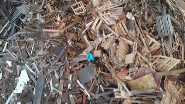 Zboară peste deșeuri de lemn la groapa de gunoi, aeriană scăzută — Videoclip de stoc