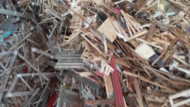 Παλέτα και Απόβλητα ξύλου στο χώρο υγειονομικής ταφής, Εναέρια Εμπρός — Αρχείο Βίντεο