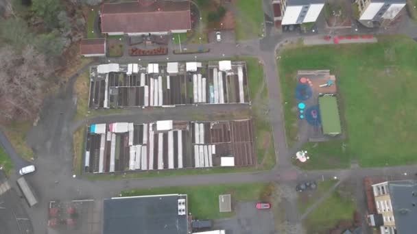 Bergsjon Komettorget, Városi gazdaságok villamosmegálló mellett, Sideways Aerial — Stock videók
