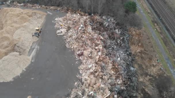 Ciągnik Przenoszenie trocin na składowisko odpadów drewnianych, Ujawnienie lotnicze — Wideo stockowe