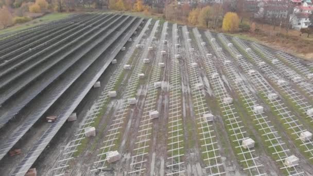 Solární panel Park ve výstavbě, Alternativní energie, Letecký Low Sideways — Stock video