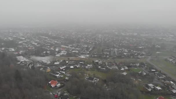 Villa Neighborhood in Scandinavia a Foggy Day, Aerial — Stockvideo