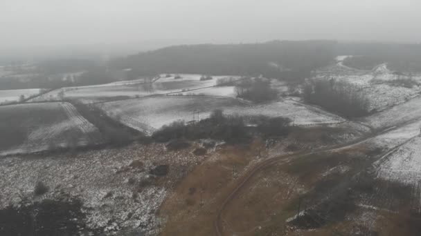 Pierwsze pokryte śniegiem pola zimą, Pan Aerial — Wideo stockowe