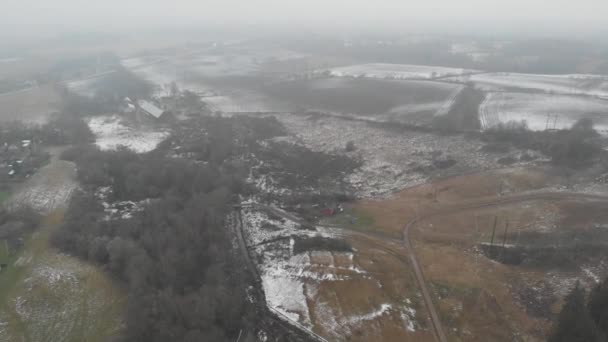 Zmiany klimatu, topniejący śnieg na polach Dzień Mgły. Antena — Wideo stockowe