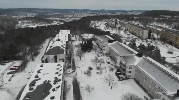 Förortslägenhet Byggnader Täckt i snö, stigande antenn — Stockvideo