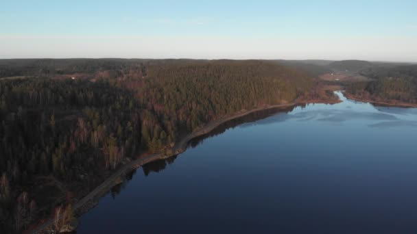 Strada Lungo la linea costiera, acqua dolce e foresta boreale nel Parco Nazionale, aerea — Video Stock