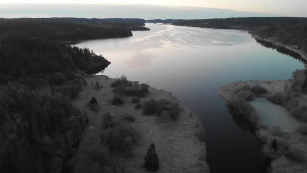 Прохладное озеро Рано утром, панорамный снимок с высоты птичьего полета — стоковое видео
