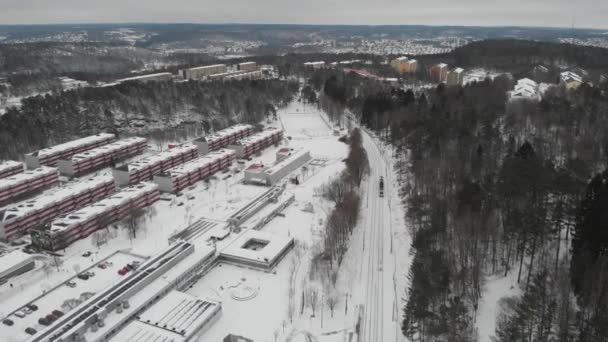 Linha de bonde em Gotemburgo Outskirt durante o inverno, aéreo — Vídeo de Stock