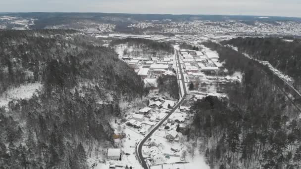 雪に覆われたヴィラ近隣の谷、住宅地や森、空中 — ストック動画