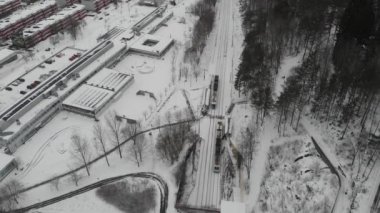 Tramvay Trenleri, Karla Kaplanmış Platform, Kış Dönüşü, Yukarı Aşağı, Hava Yolları