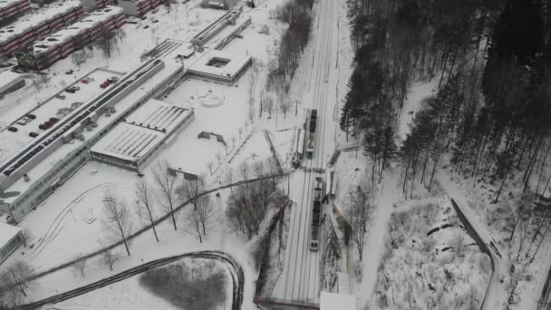 Trens de carrinho, Plataforma coberta de neve, Comutação de inverno, De cima para baixo, Aéreo — Vídeo de Stock