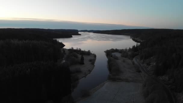 Aerial View Lake Inlet, Fagyasztott kora reggel. Erdővel körülvéve, madárszem — Stock videók