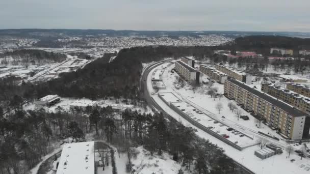 Edifícios de apartamentos em uma colina, Tempo de inverno, Revelação aérea — Vídeo de Stock