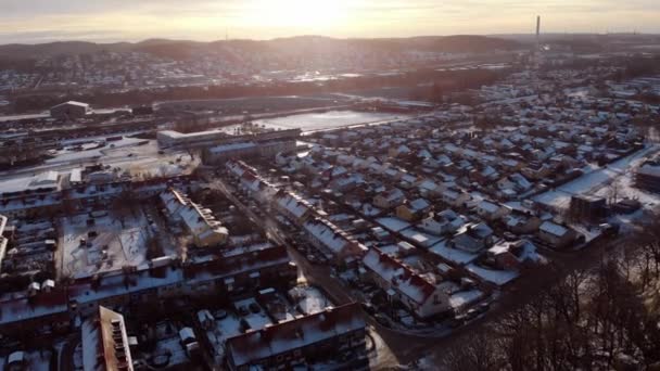 Stadsvilla, Wintertijd, Overdekt met sneeuw, Zonsondergang, Oost-Göteborg, Luchtfoto — Stockvideo