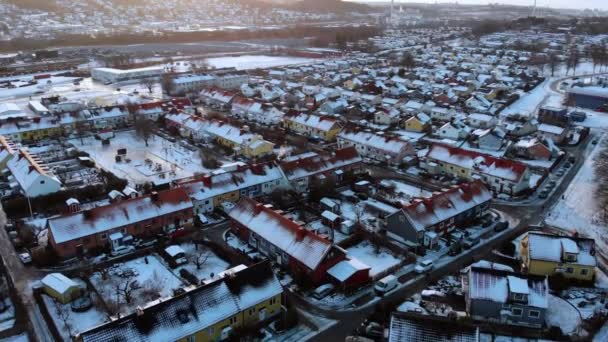 Casas anexas cobertas de neve da casa de campo, nórdico típico e Scandinavia, aéreo — Vídeo de Stock