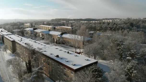 Vista aérea Ciudad pequeña Residencial Distrito Apartamento Casas Nevado Día de Invierno — Vídeos de Stock