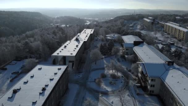 Χιόνι καλύπτονται κατοικημένη περιοχή διαμέρισμα τη χειμερινή ημέρα, εναέρια εμπρός — Αρχείο Βίντεο