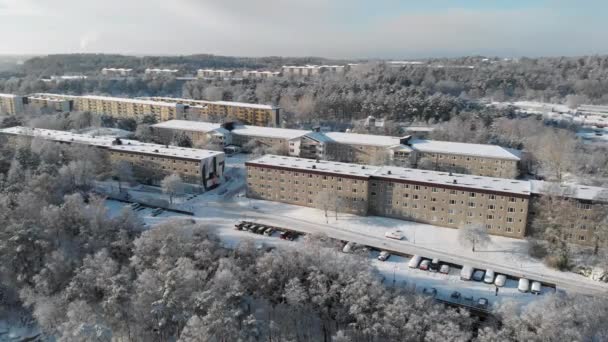 Vista aérea residencial apartamento casas nieve invierno día, Pan — Vídeo de stock