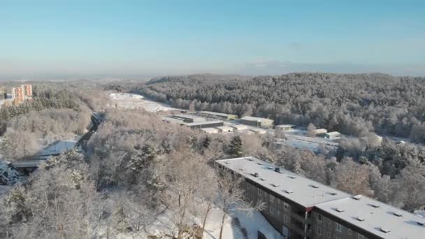 Зимний вид с воздуха на промышленный район в пригороде Бергшона, Гётеборг — стоковое видео