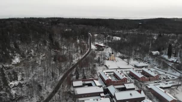 Jonsered Kerk en Traditionele Gemeenschap In de winter, buiten Göteborg, Luchtfoto — Stockvideo