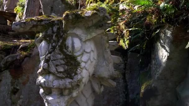 Гамлеби, Швеция - 02 апреля 2021 года: Скульптура из камня Драгона в лесу — стоковое видео