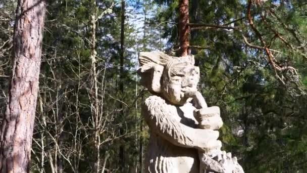 Gamleby, Szwecja - 02 kwietnia 2021: Instrument do gry w rzeźbę trolla — Wideo stockowe