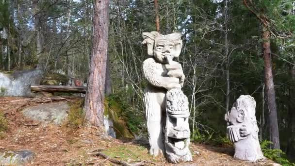 Gamleby, Schweden -02. April 2021: Waldtroll-Statue als Instrument — Stockvideo