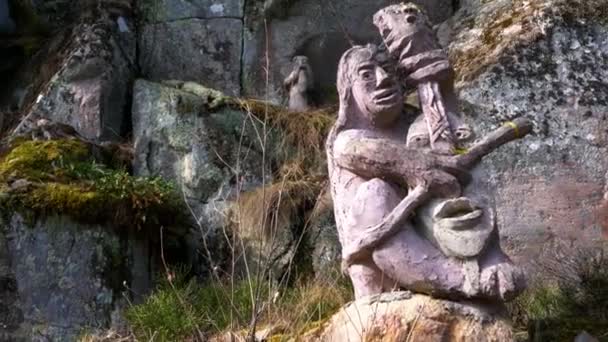 Gamleby, Schweden - 02. April 2021: Feenschwanz-Troll-Statuen in den Bergen — Stockvideo