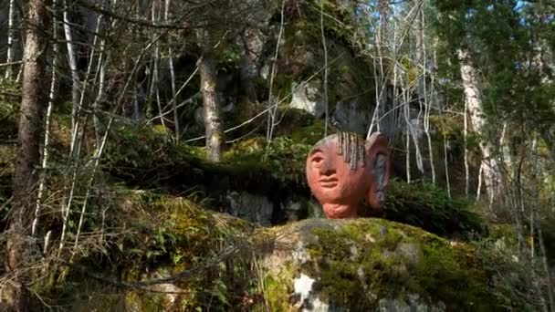 Gamleby, Suecia - 02 de abril de 2021: Estatua de Cabeza de Troll Rojo en el Bosque — Vídeo de stock