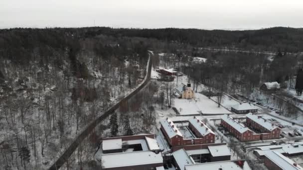 Charming Snowy Cidade na Suécia, Igreja e área residencial, Aerial — Vídeo de Stock