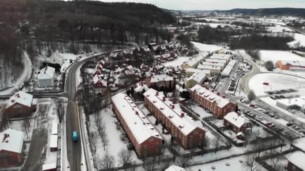 Charming Snowy Town Svédországban, Lakóövezet, Jonsered, Légi — Stock videók