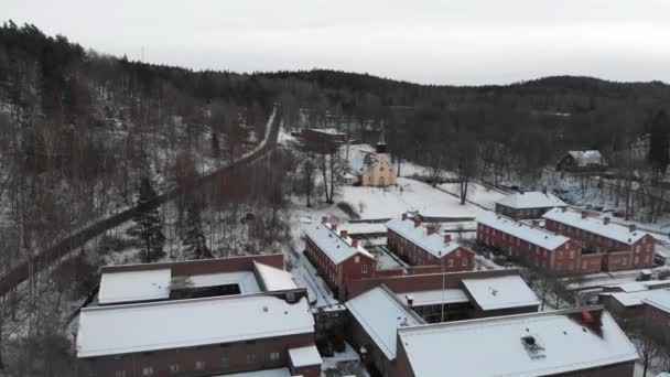 Cidade nevada encantadora Jonsered, Igreja e área residencial, Pullback aéreo — Vídeo de Stock
