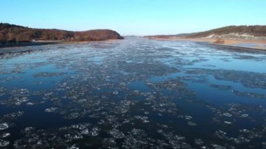 Nehir Eriyen Buz ve Açık Mavi Gökyüzü, İklim Değişikliği Konsepti, Hava Tersine