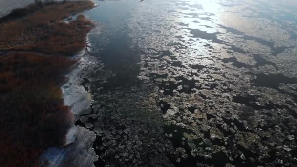 Bellissimo modello di scioglimento del ghiaccio sul fiume, aerea — Video Stock