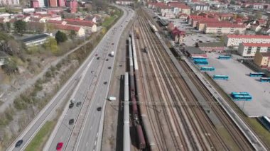 Orta Uddevalla, İsveç 'te Otoyol ve Demiryolu Rayları