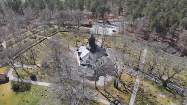 Круглая церковь, ободранная и окруженная голыми деревьями, кружится по воздуху — стоковое видео