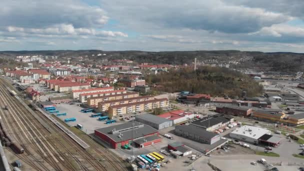 Uddevalla Cityscape, Švédsko, Apartmány And Railway Station, Letecké — Stock video